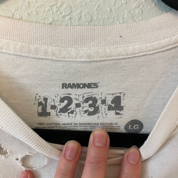 Urban Outfitters Ramones Distressed T-shirt size large - Picture 3 of 3